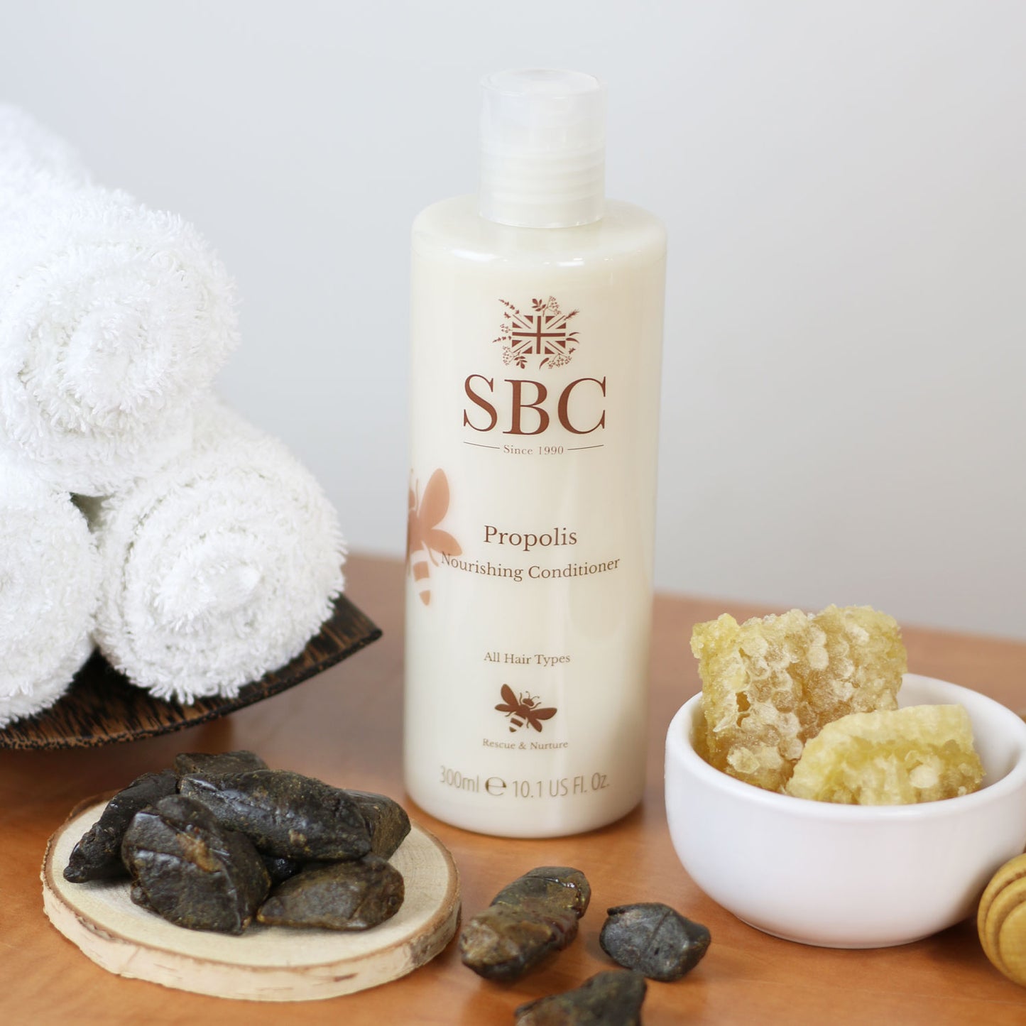 Propolis Conditioner with propolis extract and honey comb