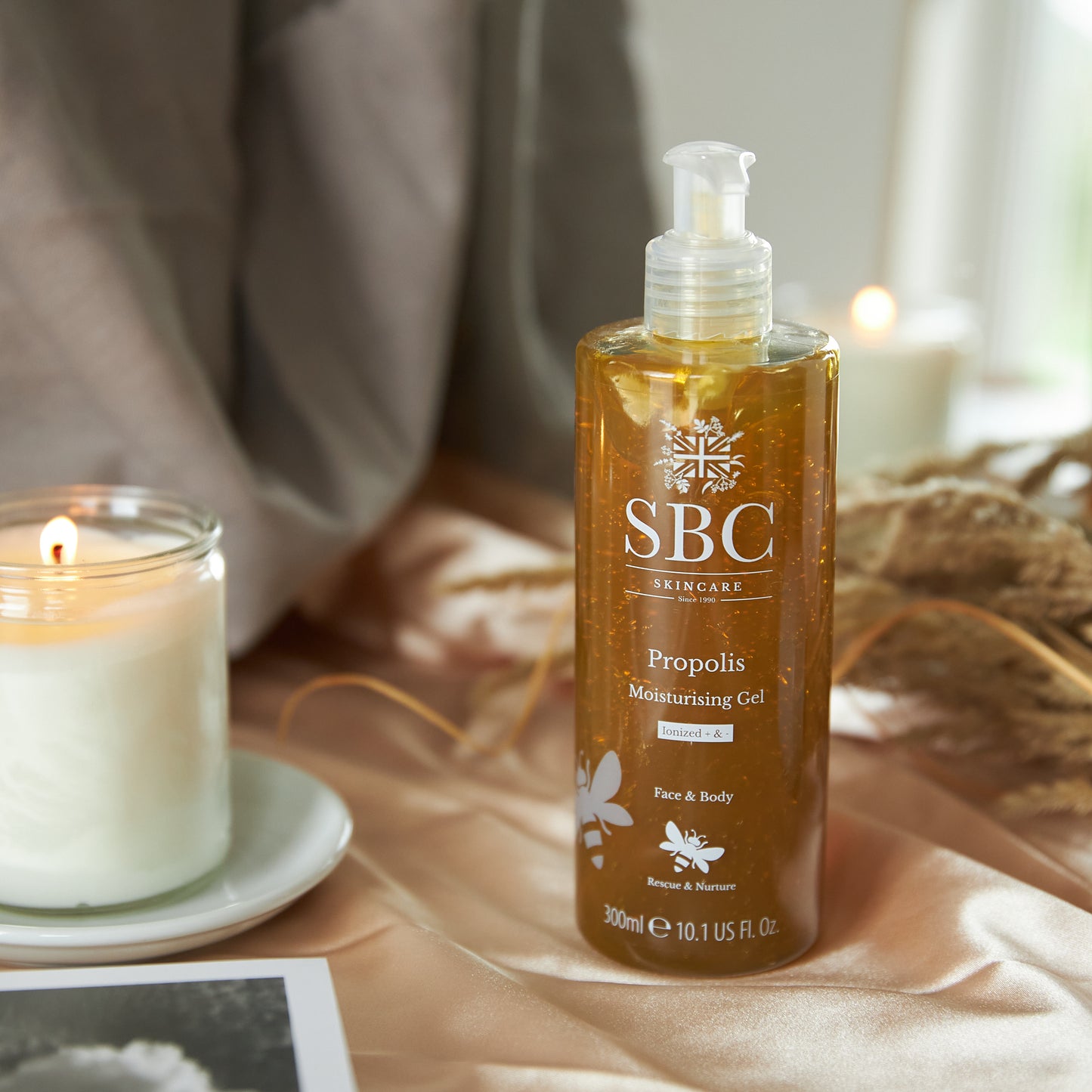 Propolis Moisturising Gel on material with a candle